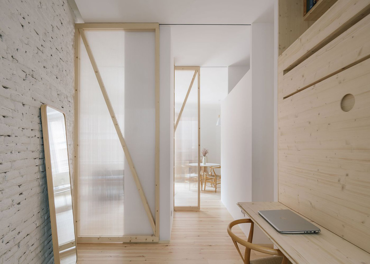 P+S Estudio de Arquitectura renovates Madrid's old apartment with moveable polycarbonate walls 