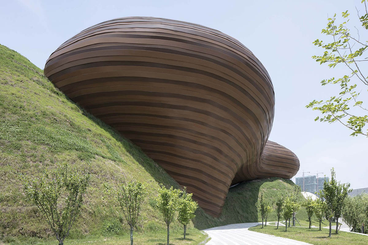 CROX's super smooth Liyang Museum sits on undulating hills as part of the nature in Changzhou