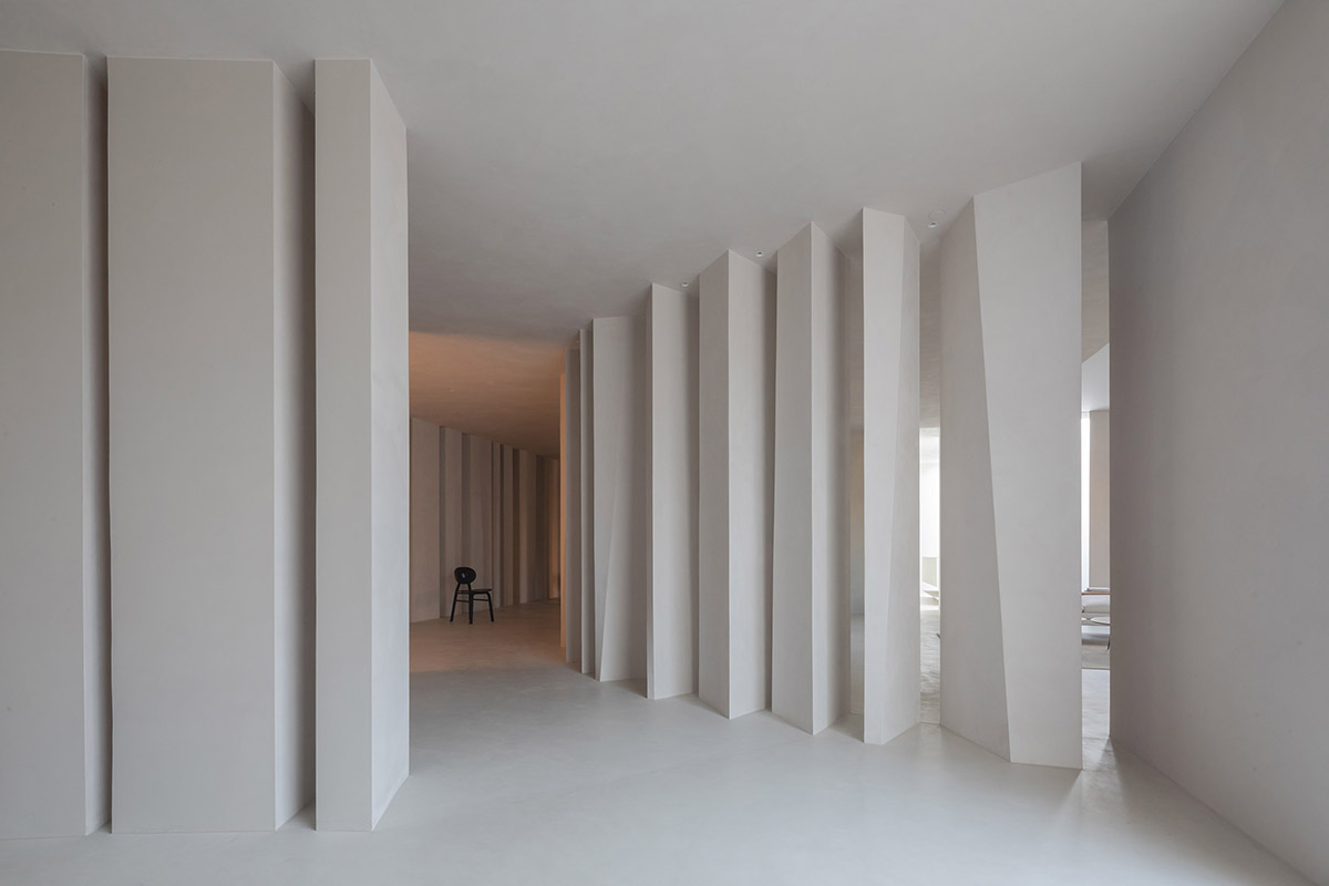 HAS Design und Forschung reinterprets Steinwald with fragment columns in the furniture museum 