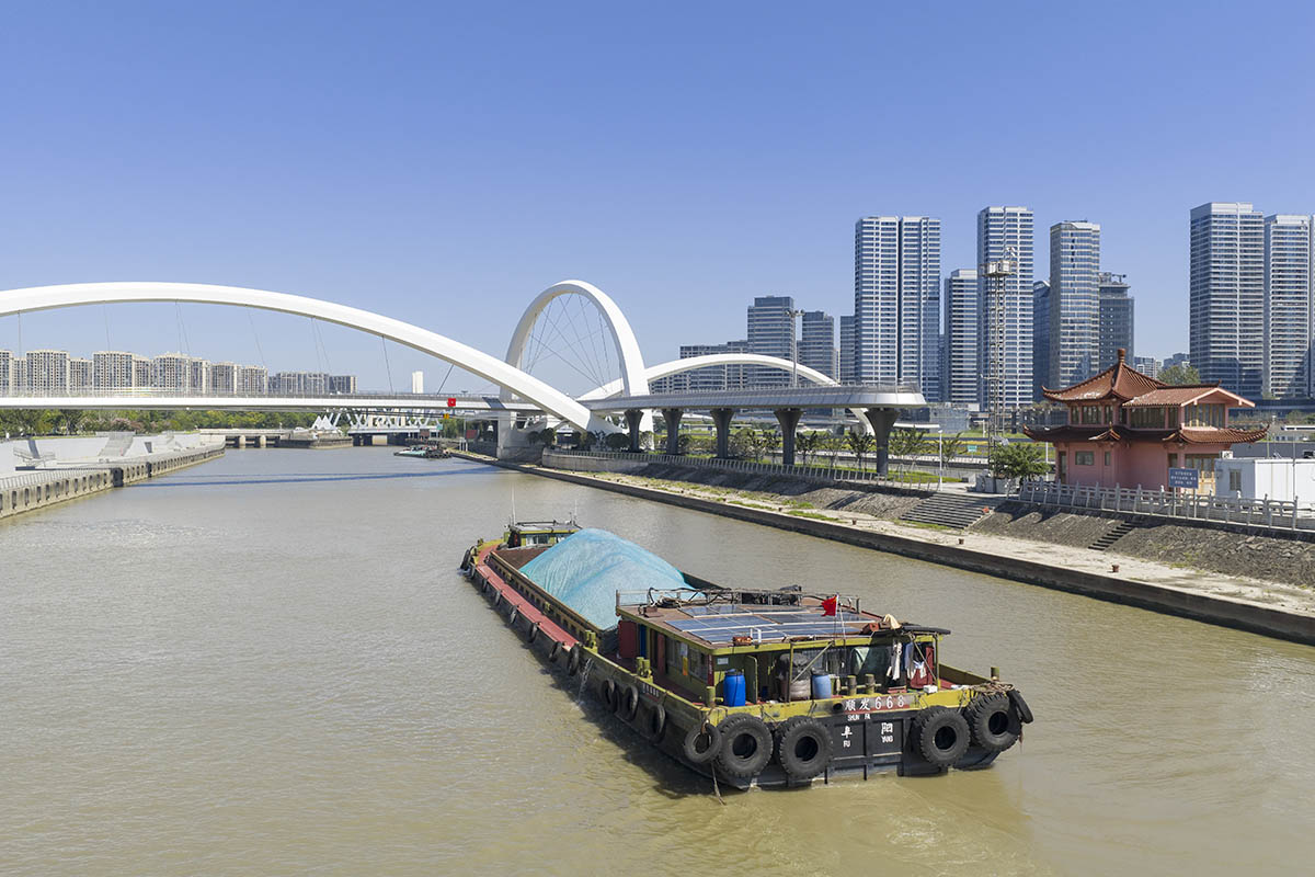 Zaha Hadid Architects reveals the silk-inspired bridge of Hangzhou with a sinuous form