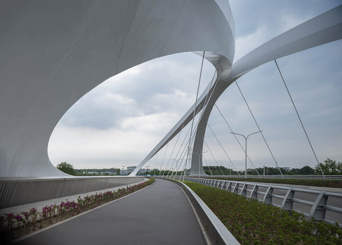 Zaha Hadid Architects completes Jiangxi River Bridge made of 