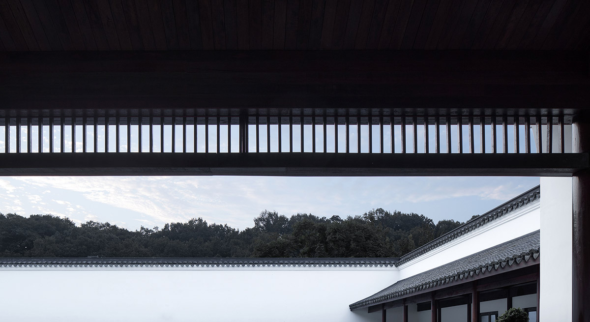 UAD renovates a hotel with dark grey materials addressing to the traditional heritage of South China