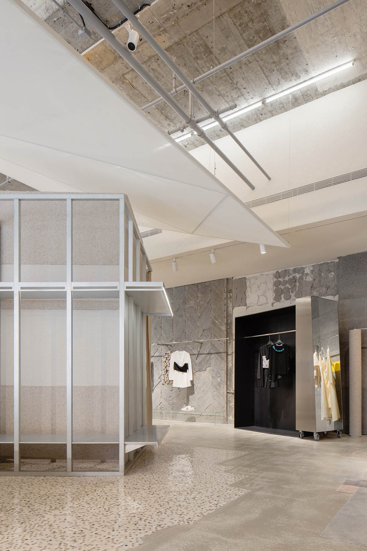Sò Studio combines Live Artwork and Resident In for LOOKNOW Flagship Store in Shanghai 