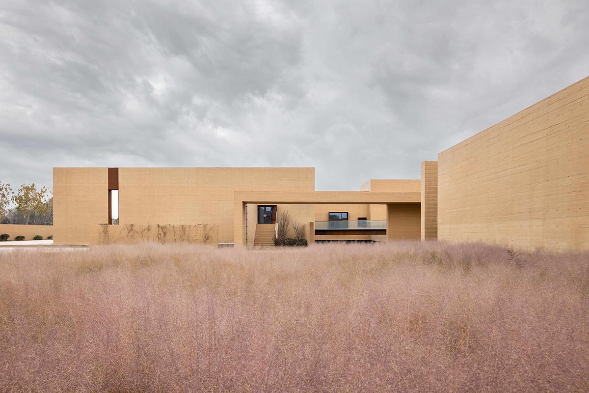 Linear placement of earth-toned walls choreographs a serene hotel by Studio A+ in China 
