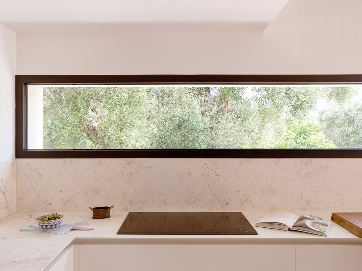 Noname Studio designs townhouse with all-white abstract sculpted volumes among olive trees