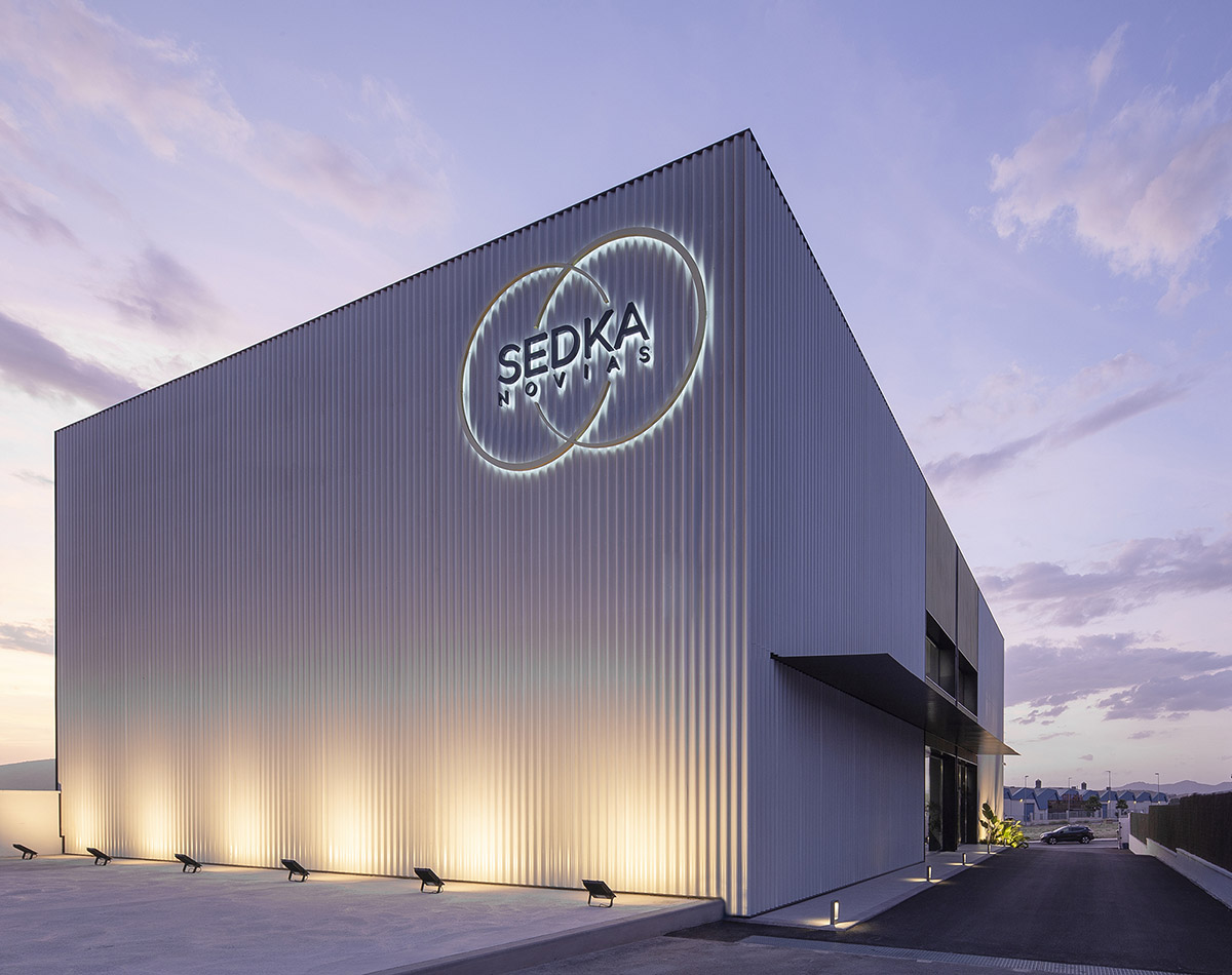 Pablo Muñoz Payá Arquitectos converts old industrial building into bridal store with golden interior