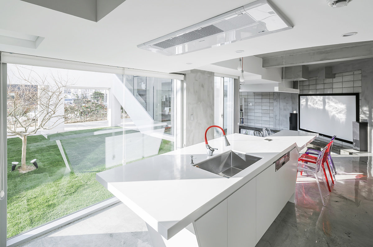 IROJE KHM Architects’ Flying House symbolizes a pilot’s daily characteristic of flight