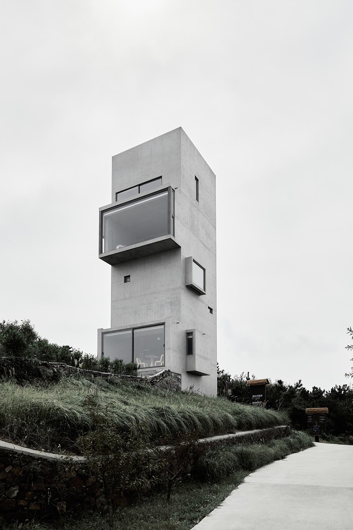 TAO built concrete cafe on a cliff as an extension of the land in China