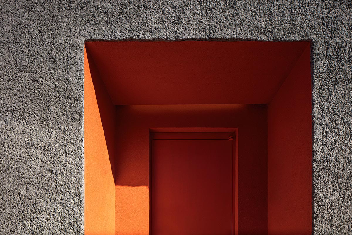 Large orange slit makes Doldam House shine in the natural setting in South Korea 