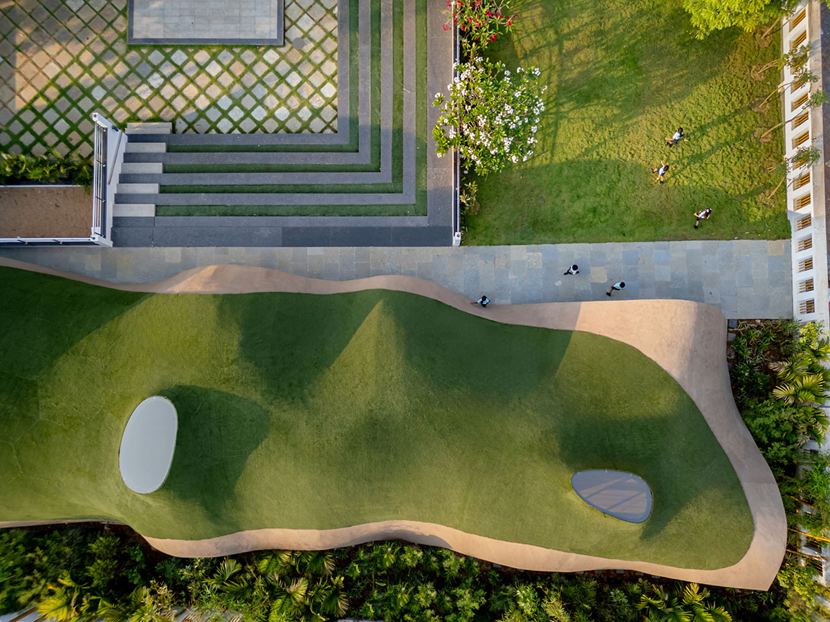 Undulating roof covers Cocoon School for unobstructed space in India 