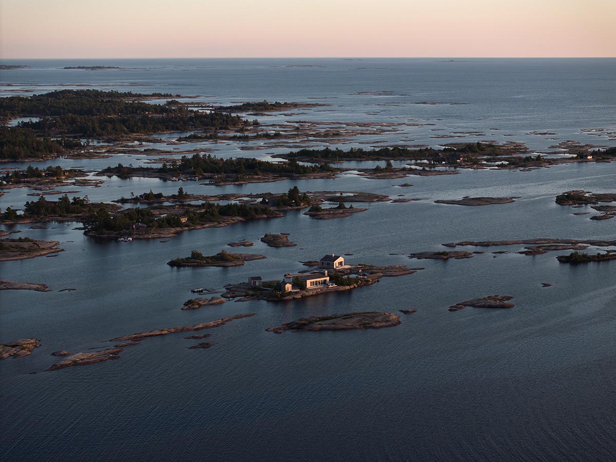 Akb Architects built cottage that blends with brownish-grey rocks in its surrounding