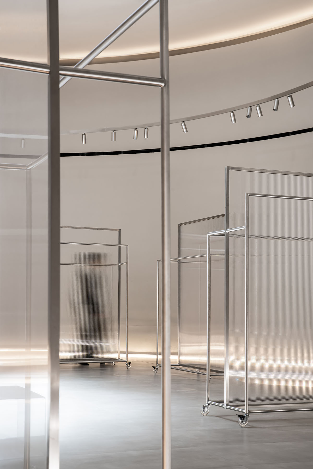 Cun Design completes ROSEMOO Headquarters Office with white linear volume in Beijing