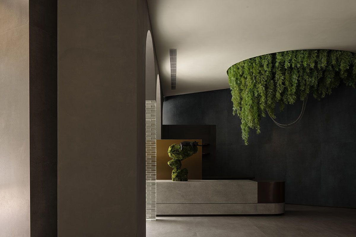 Curved walls and cave-like holes form I.T CERAMICHE Headquarters by Foshan Topway Design