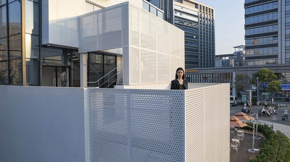 Wutopia Lab completes a Living Theatre Mount with white stacked volumes in China