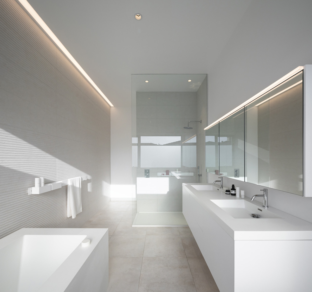 HK Associates Inc frames desert oasis with Ventana House featuring geometric protrudings in Tucson