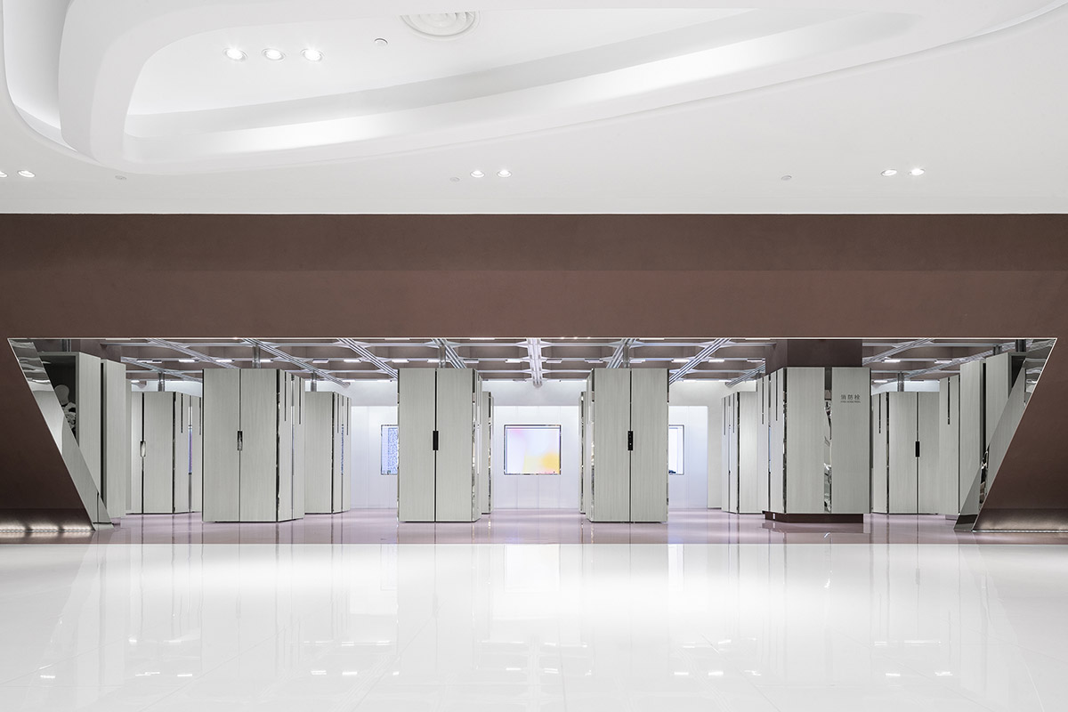 Interiors of boutique feature changeable structural systems generating different catwalk routes