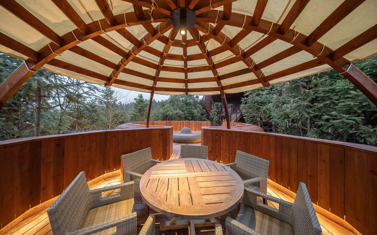 Atelier Design Continuum's ufo-themed holiday villa landed on the lush forest in Huangshan City