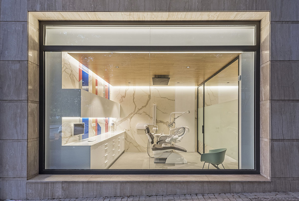 Pablo Muñoz Payá Arquitectos completes Comisura Dental Surgery with bright and colorful interiors