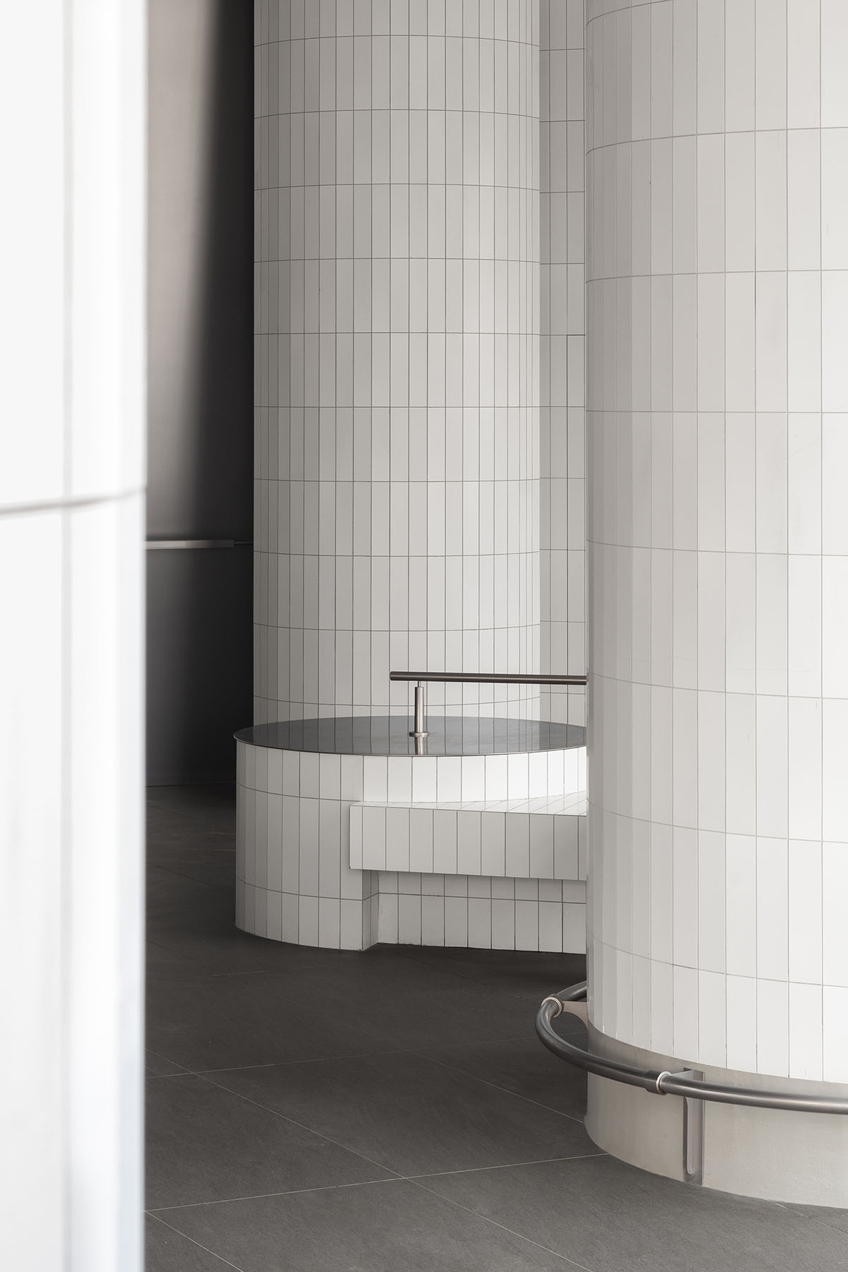 DAS Lab completes HEYTEA Store in Jinan with circular divisions activating movement inside