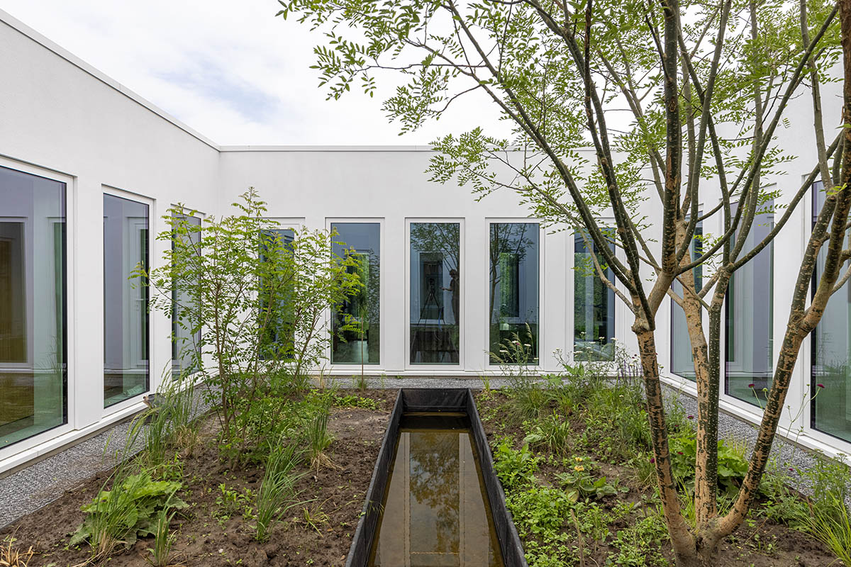 RoosRos Architecten completes black wooden-clad family house in an old orchard in Nieuw-Beijerland