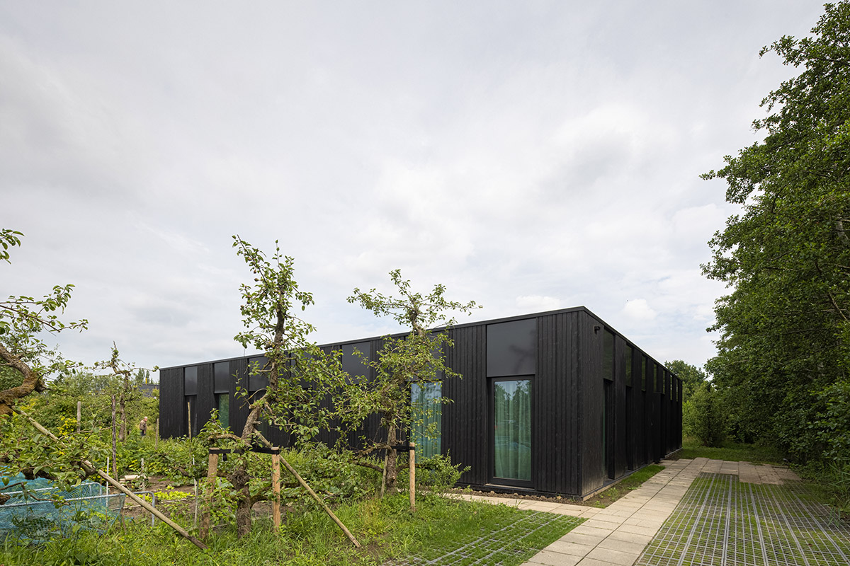 RoosRos Architecten completes black wooden-clad family house in an old orchard in Nieuw-Beijerland