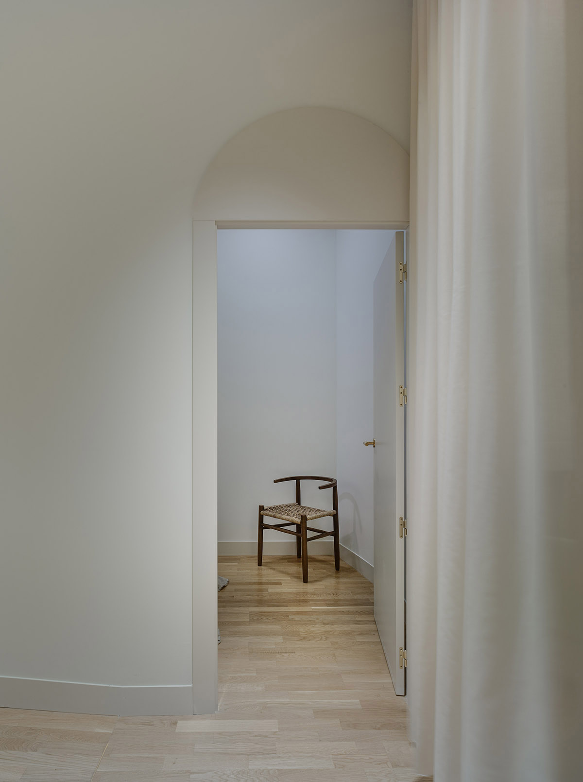 Laura Ortín Arquitectura creates calm and elegant interiors for microblading saloon in Spain