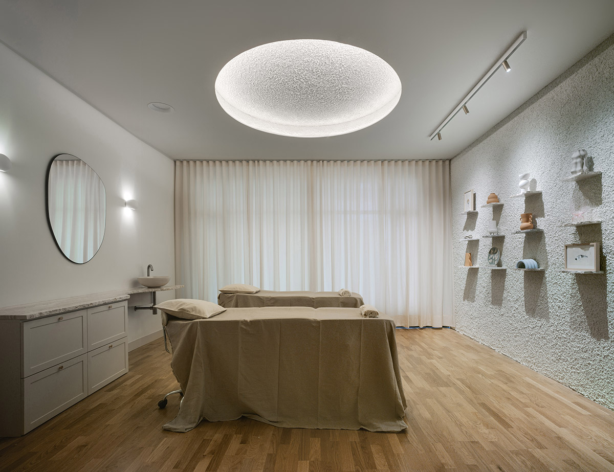Laura Ortín Arquitectura creates calm and elegant interiors for microblading saloon in Spain