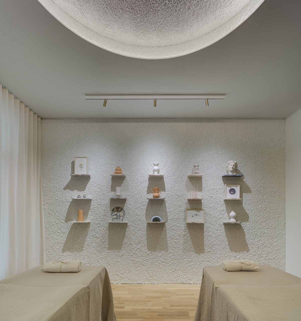 Laura Ortín Arquitectura creates calm and elegant interiors for microblading saloon in Spain