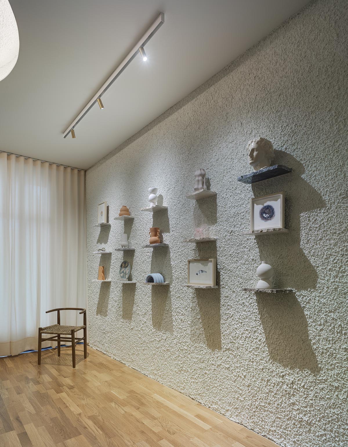 Laura Ortín Arquitectura creates calm and elegant interiors for microblading saloon in Spain