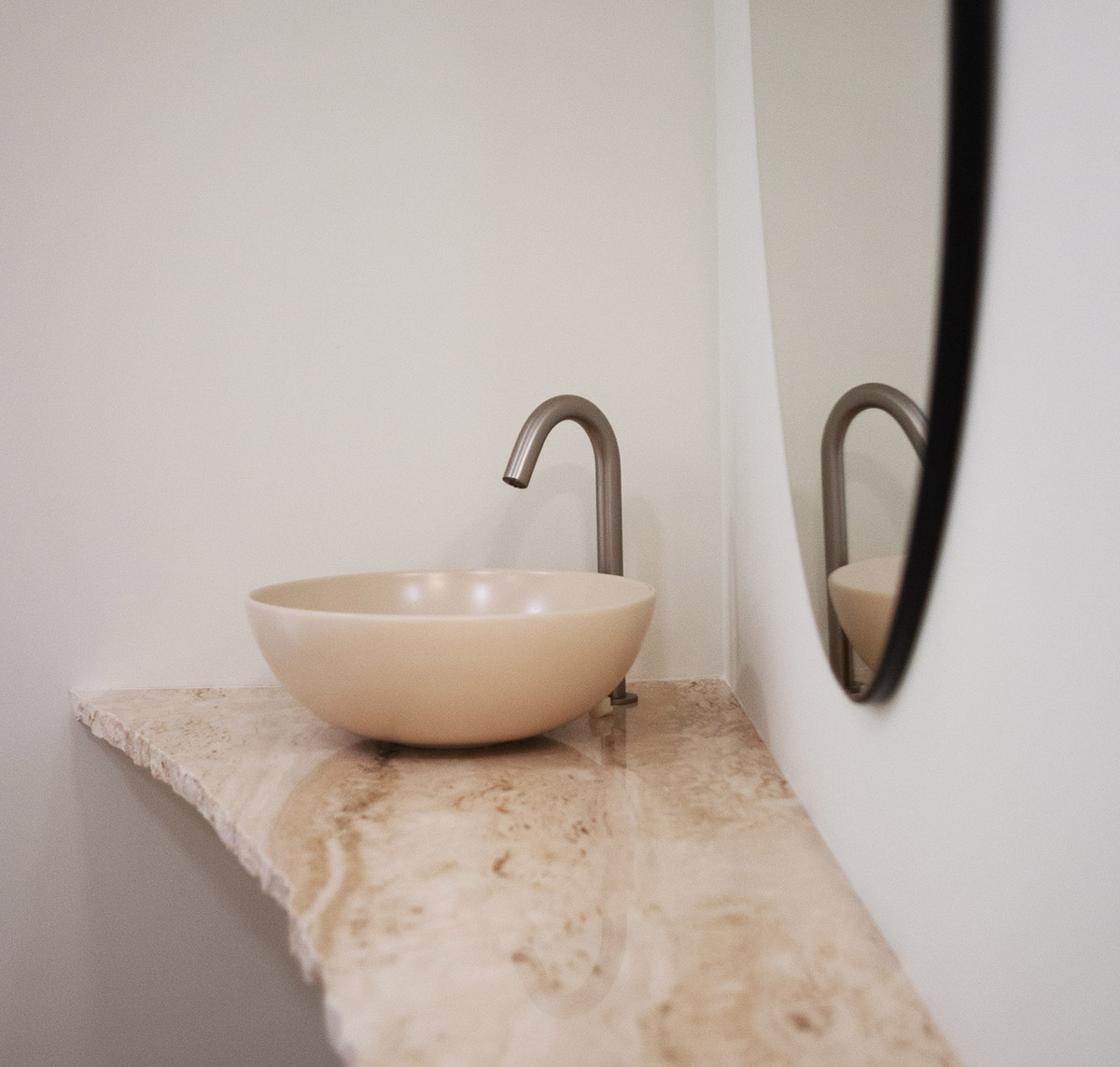 Laura Ortín Arquitectura creates calm and elegant interiors for microblading saloon in Spain