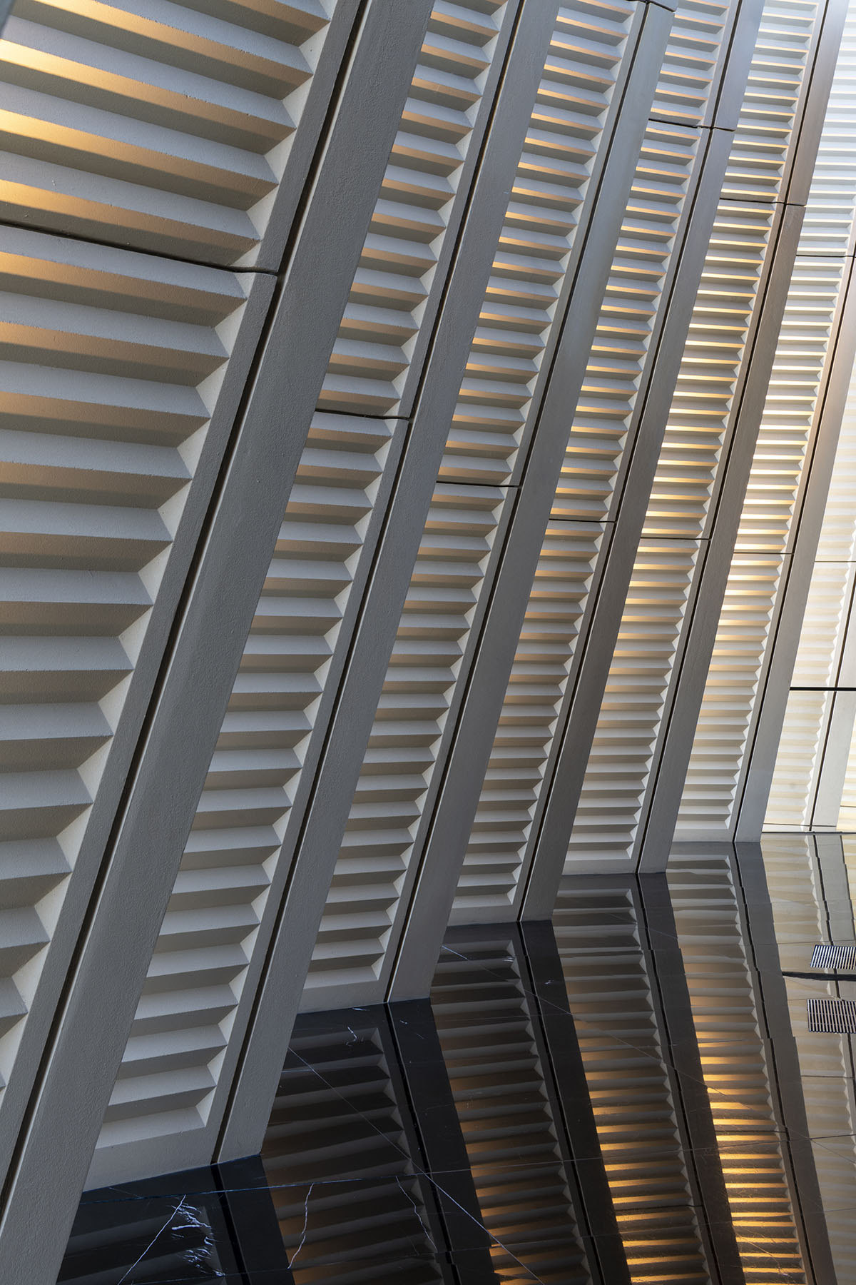 Foster + Partners завершает строительство штаб-квартиры Национального банка Кувейта с бетонными ребрами 
