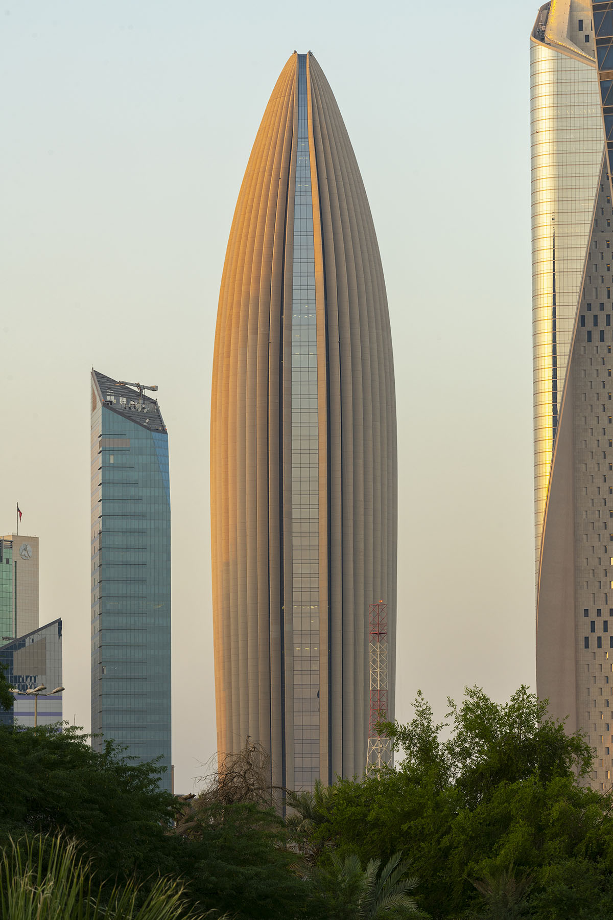 Foster + Partners завершает строительство штаб-квартиры Национального банка Кувейта с бетонными ребрами 