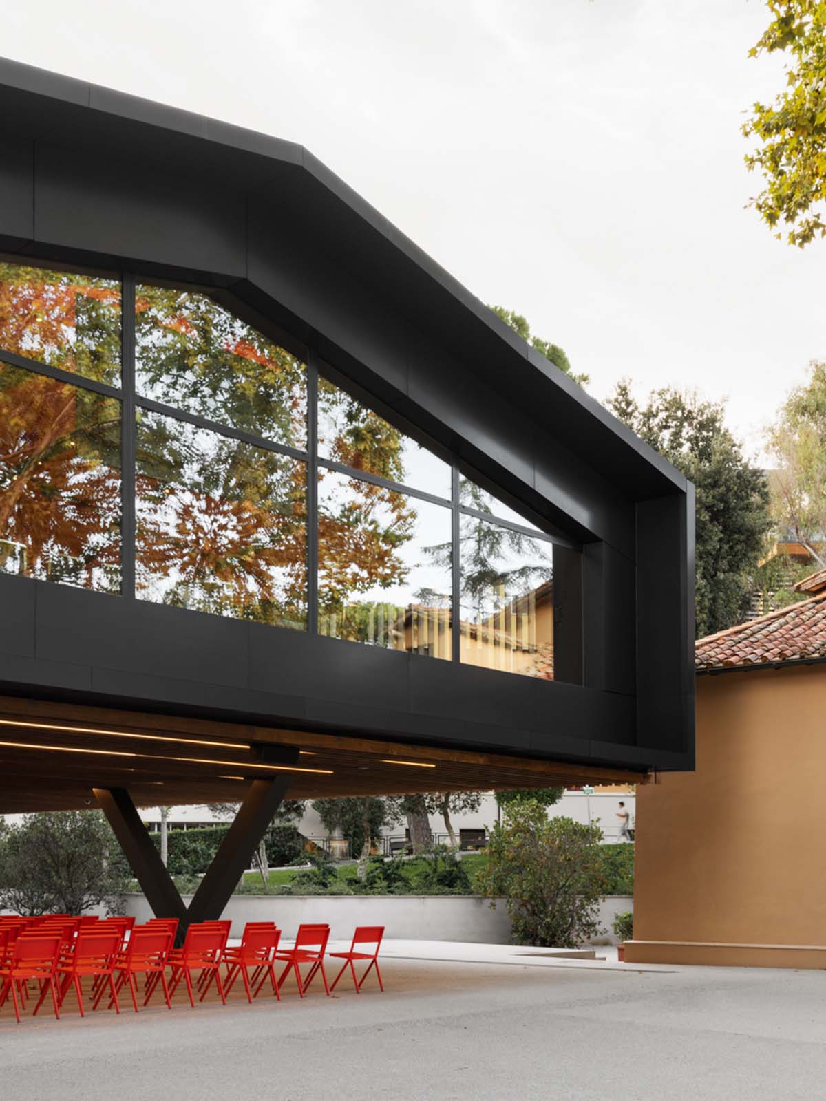 Alvisi Kirimoto and Studio Gemma built new educational hub evoking a classic tree house in Rome 