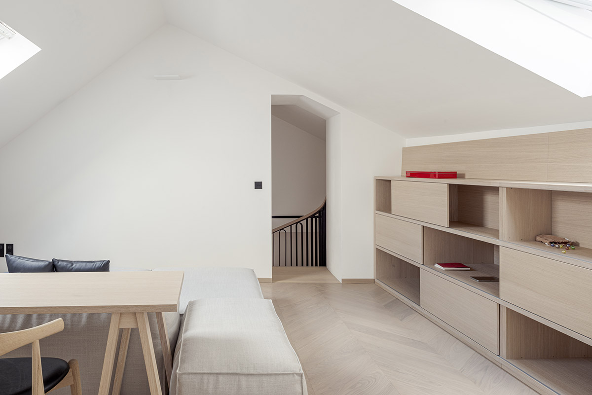 noa* converts 18th century hotel in Paris into an apartment with curved lines and scent of wood