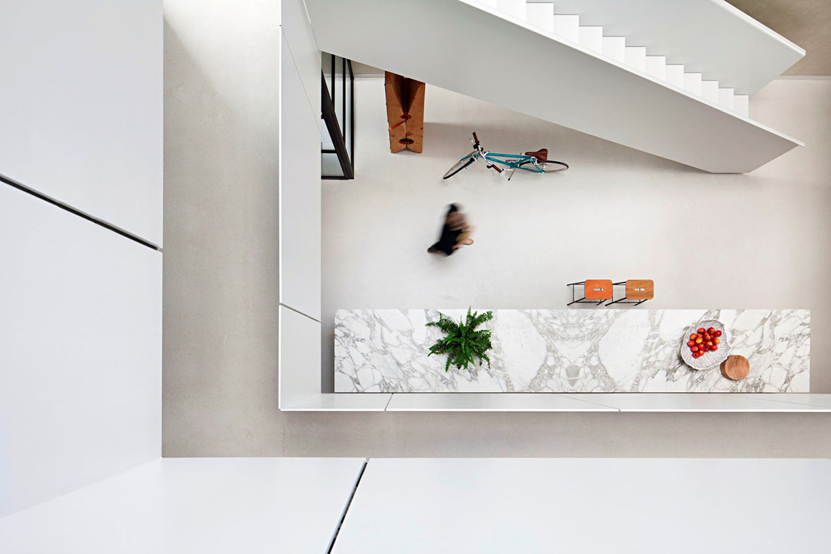 Protruding glass boxes form mixed-use housing in a narrow plot in Melbourne