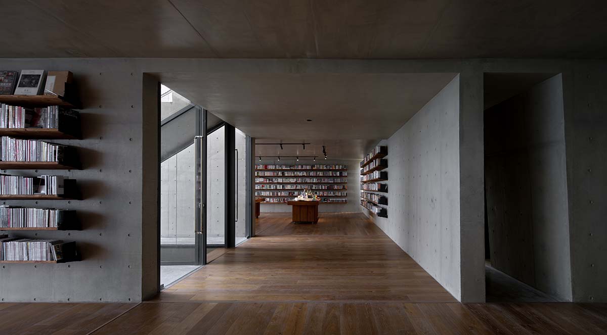 TAO completes concrete bookstore with protruding structure on a steep slope in China 