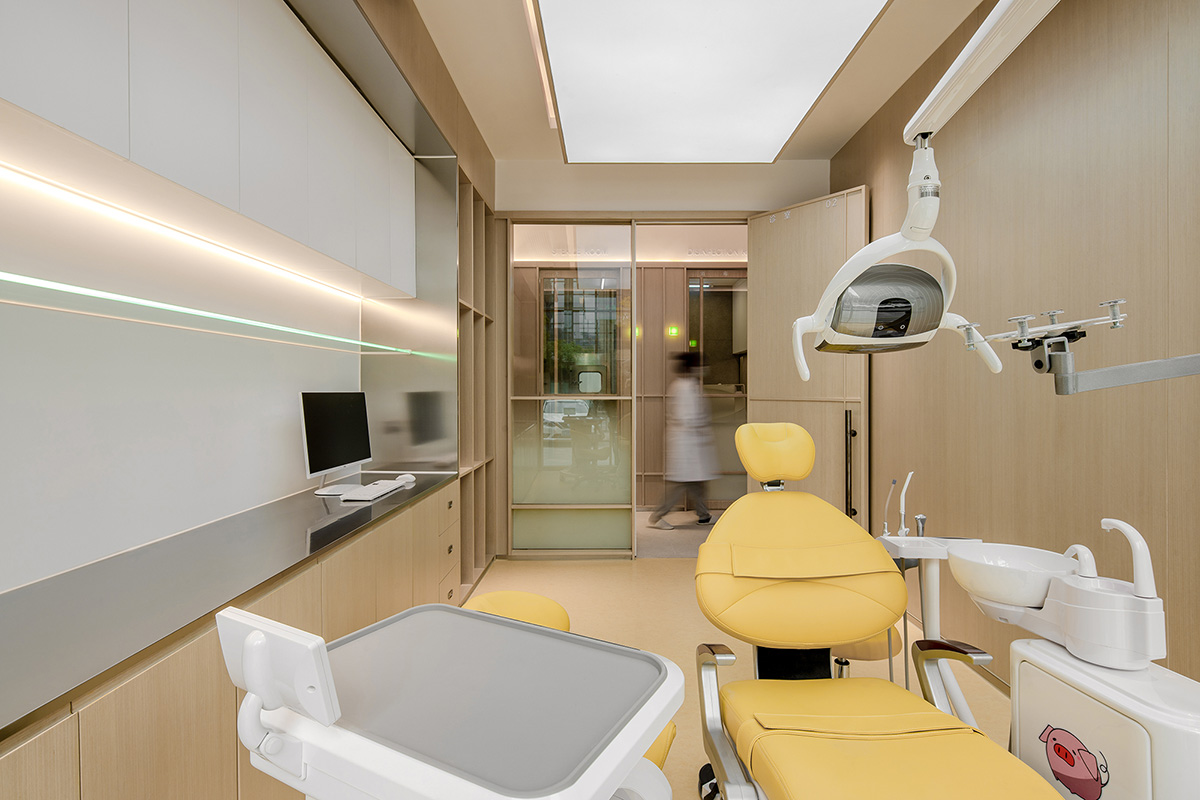 JACKY.W DESIGN completes dental clinic with rounded wooden walls and natural tones in China 