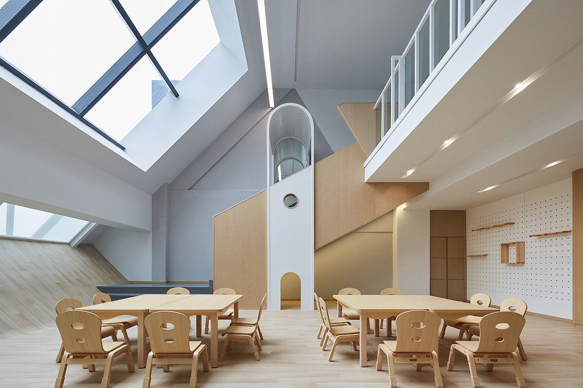 ELTO Consultancy's kindergarten features metallic curved slide to create interactive space