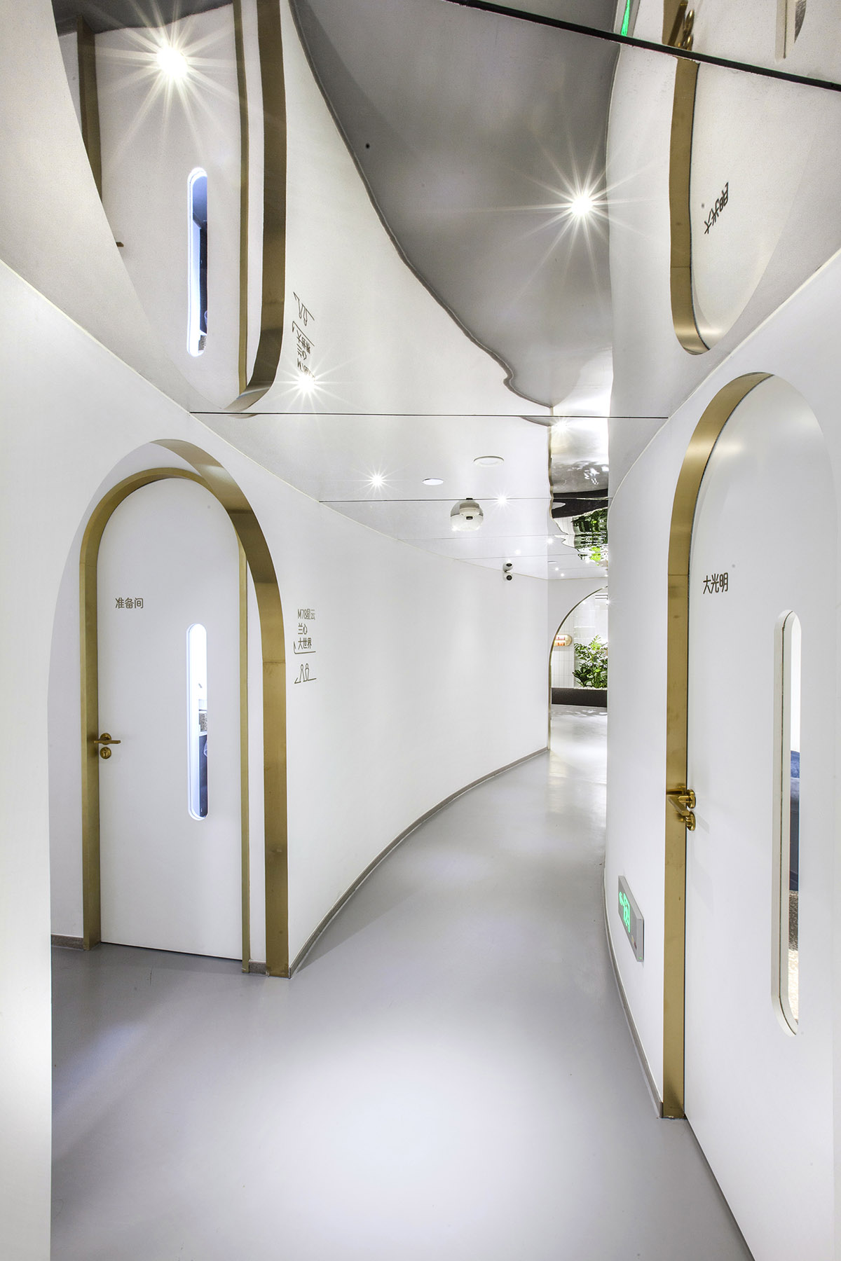 Towodesign uses metallic colors and golden pieces to create a retro atmosphere for this health store