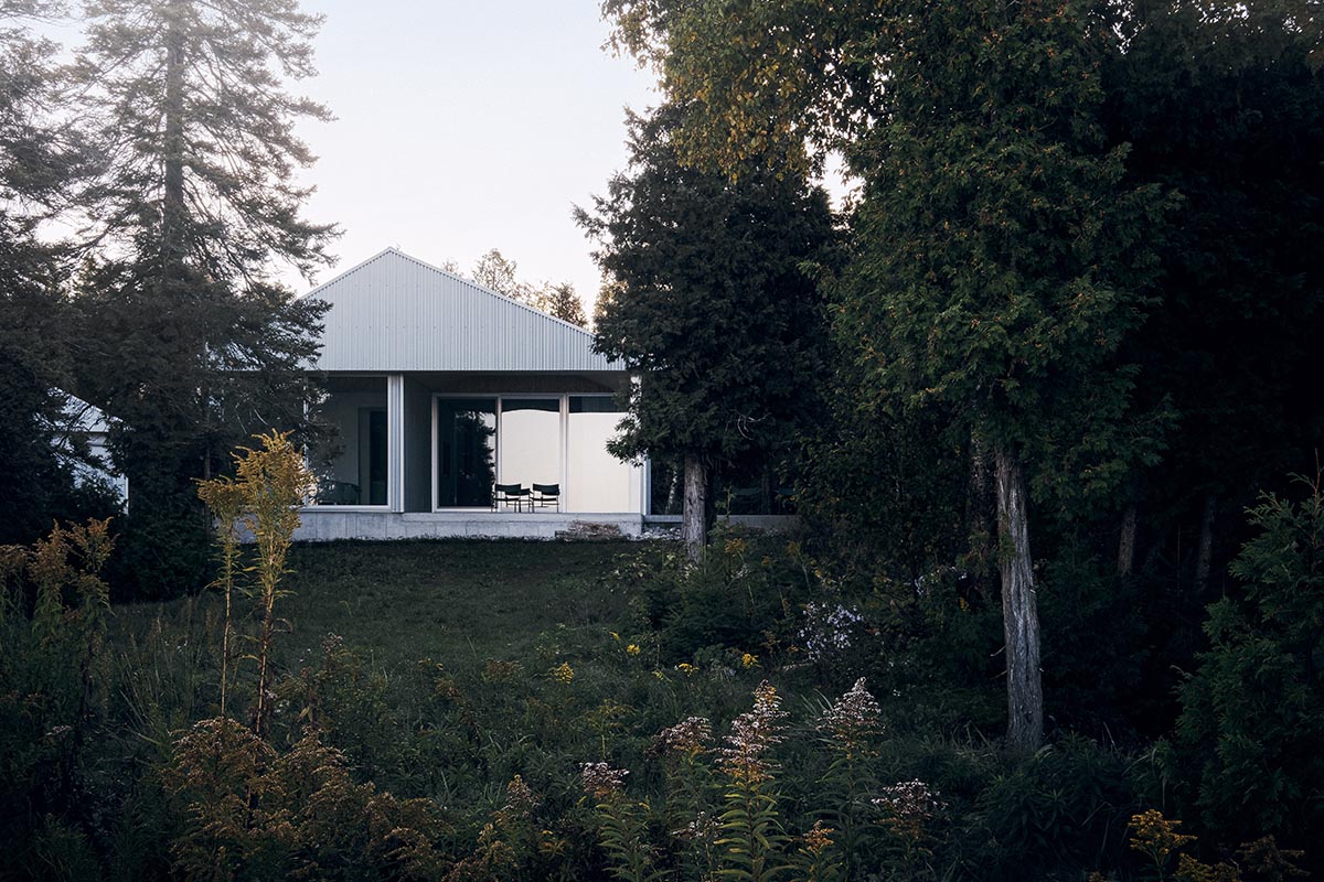 StudioAC mimics traditional farmhouse with a modern, corrugated-metal home near Toronto 