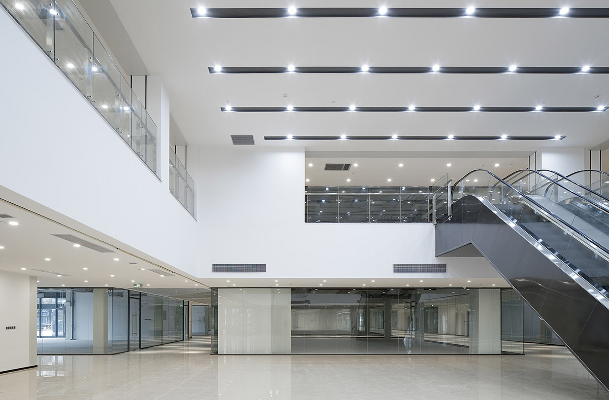 UAD completes Cube office building with staggered cubic volumes and lacework-clad tower in Hangzhou