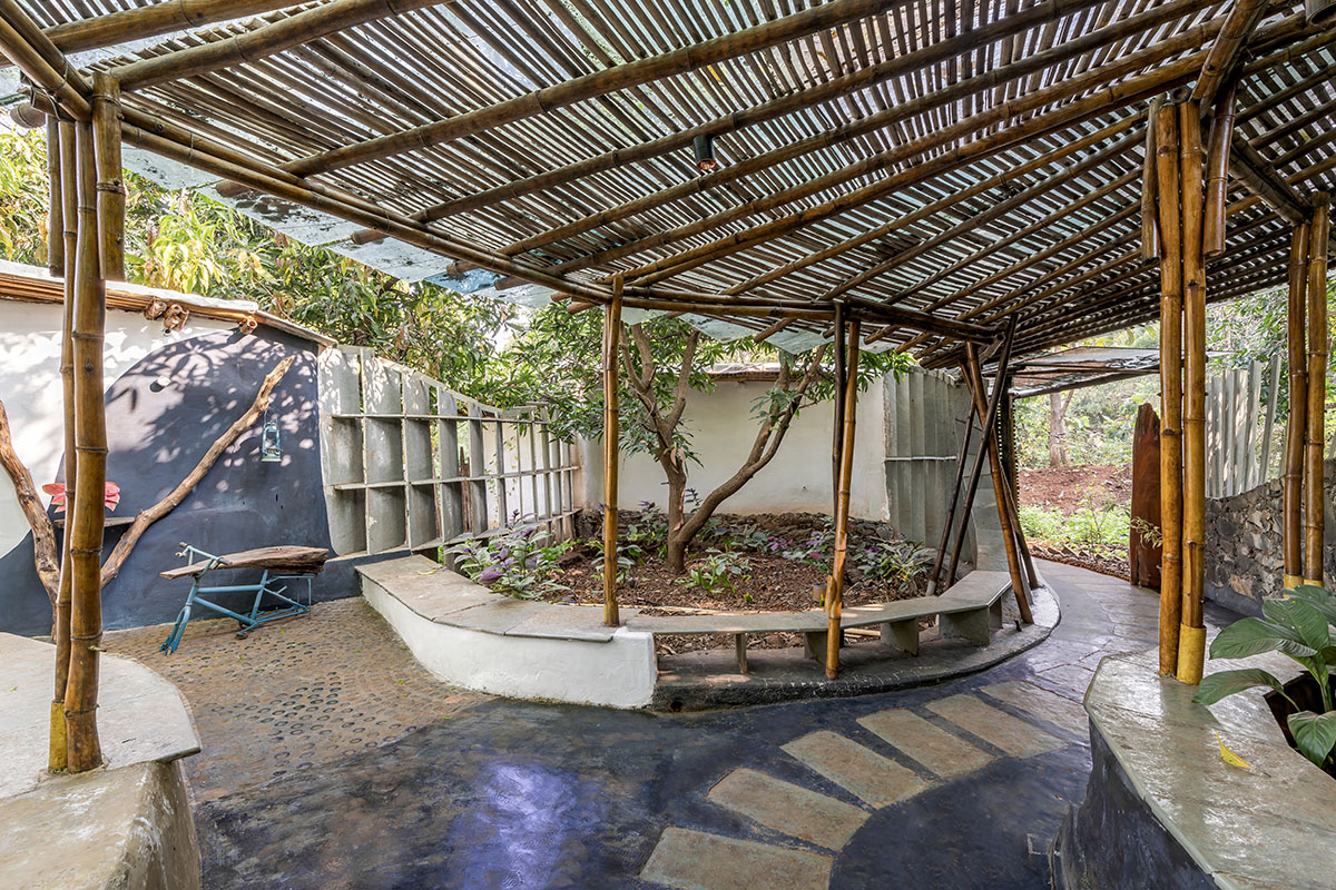 Blurring Boundaries built biophilic farmhouse made of organic and curved walls near Mumbai