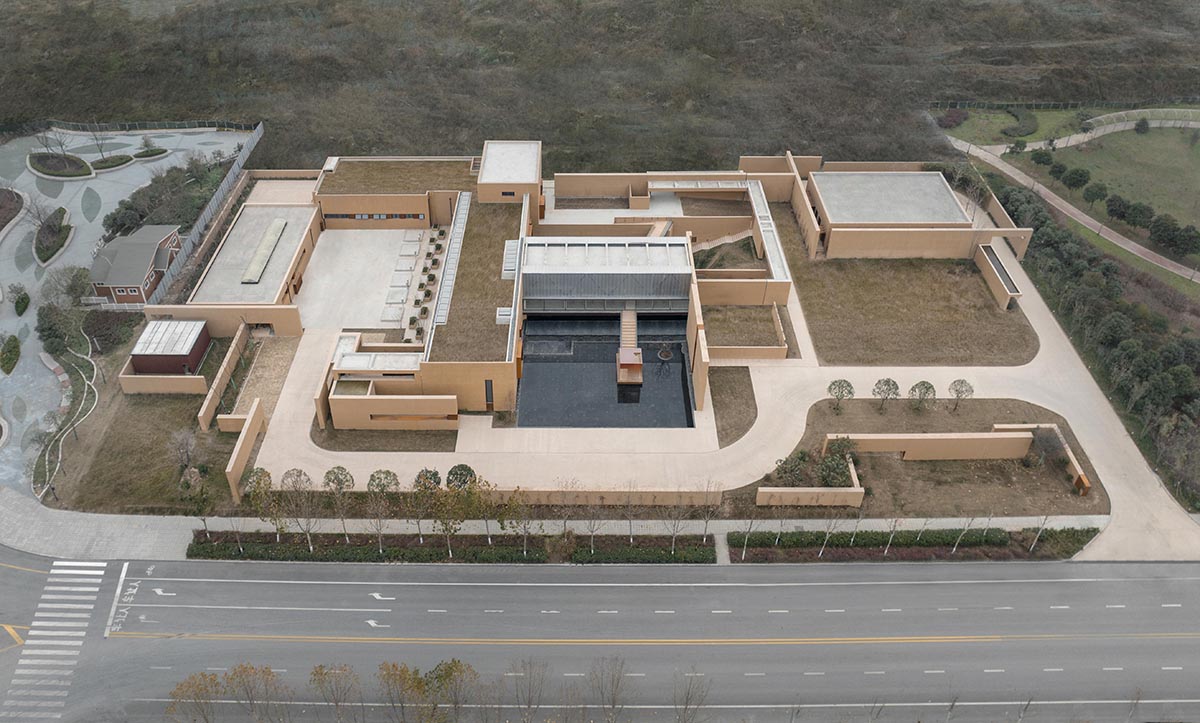 Linear placement of earth-toned walls choreographs a serene hotel by Studio A+ in China 