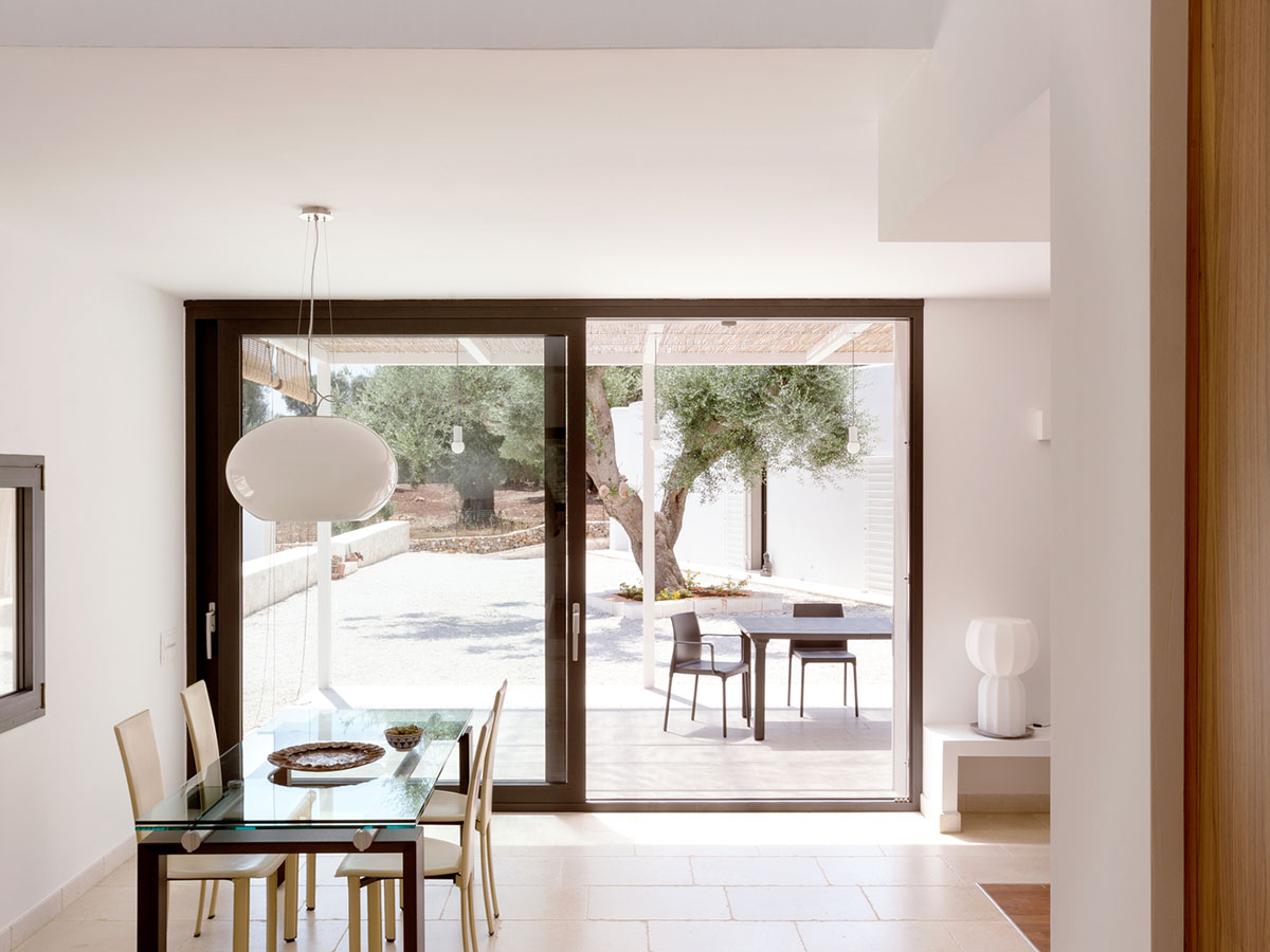 Noname Studio designs townhouse with all-white abstract sculpted volumes among olive trees