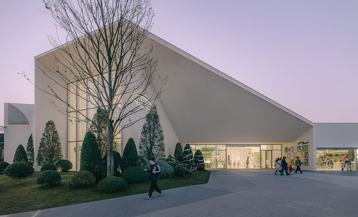 DL atelier designs an iceberg-like children's museum in China 