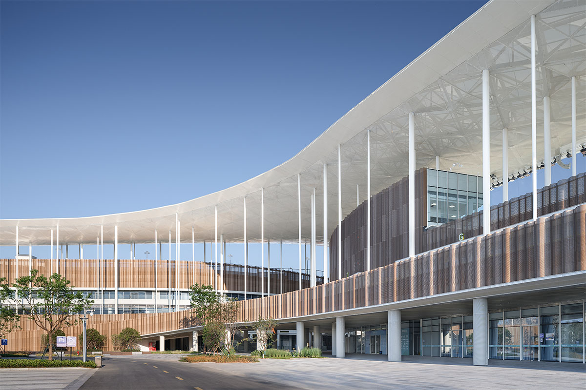 UAD completes sports cultural center with white slender columns in China