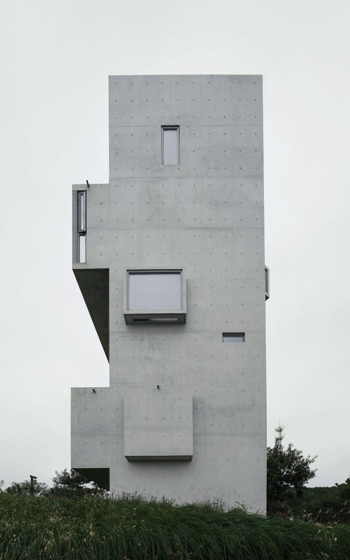 TAO built concrete cafe on a cliff as an extension of the land in China