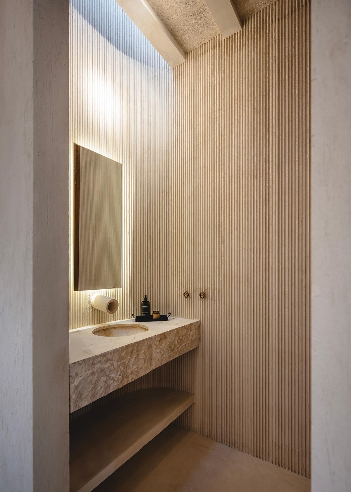 Veinte Diezz Arquitectos converts an abandoned home into a serene indoor-outdoor dwelling