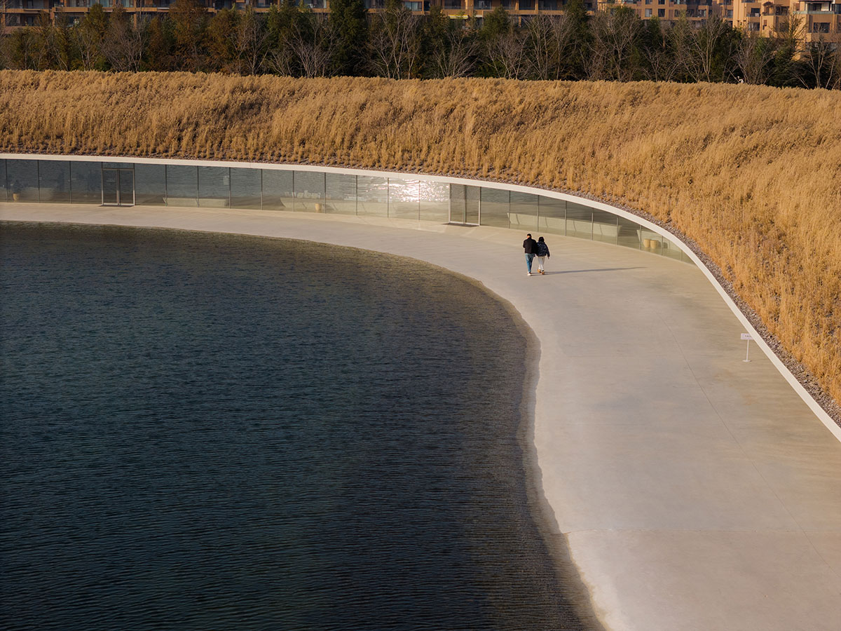 Junya Ishigami+Associates built one-kilometre-long museum on a manmade lake in China 