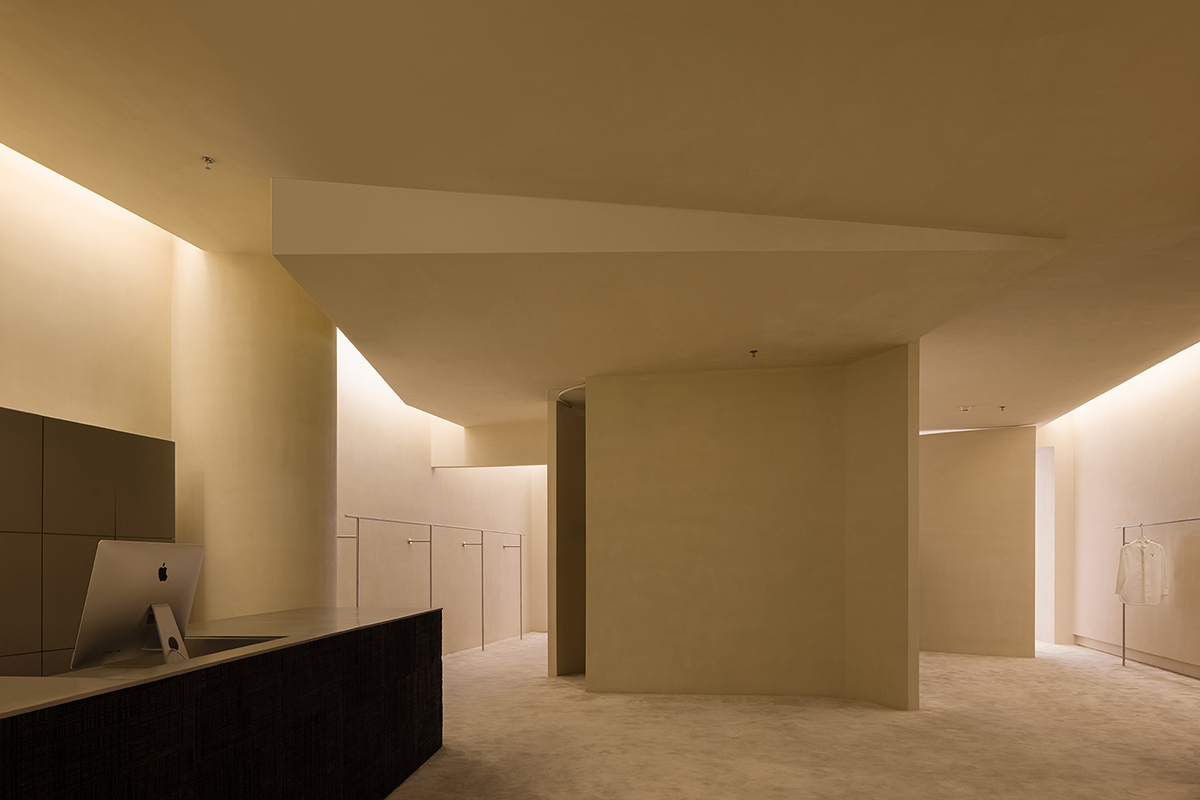 AD ARCHITECTURE designs store with light yellow curved walls that create comfort and softness 